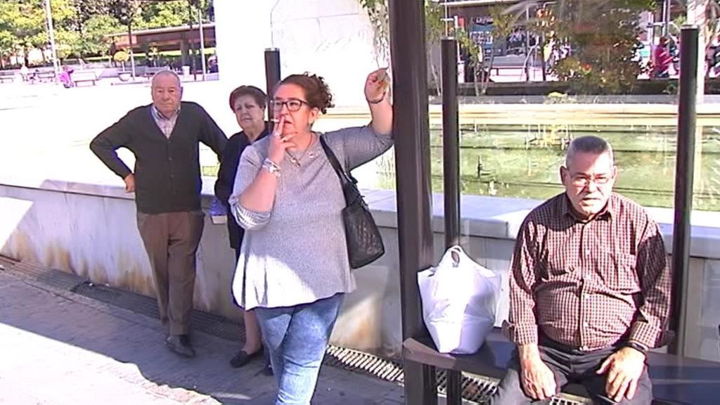 Valencia prohíbe fumar en las paradas de autobús