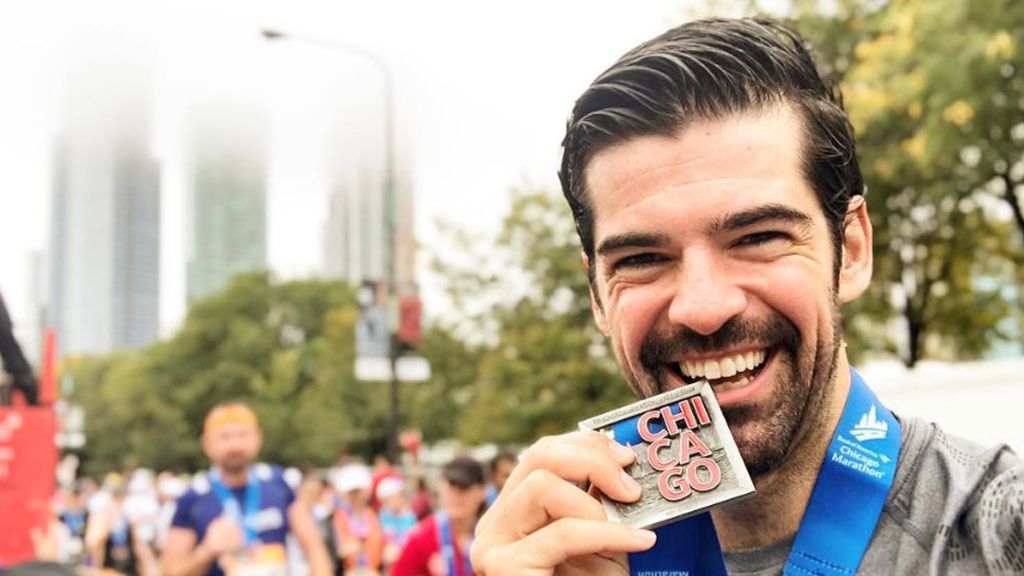 Miguel Ángel Muñoz termina la Maratón de Chicago y le regala la medalla a su abuela: " Qué felicidad poder compartirlo contigo"