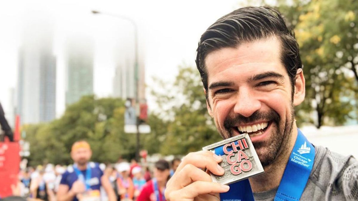 Miguel Ángel Muñoz termina la Maratón de Chicago y le regala la medalla a su abuela: " Qué felicidad poder compartirlo contigo"