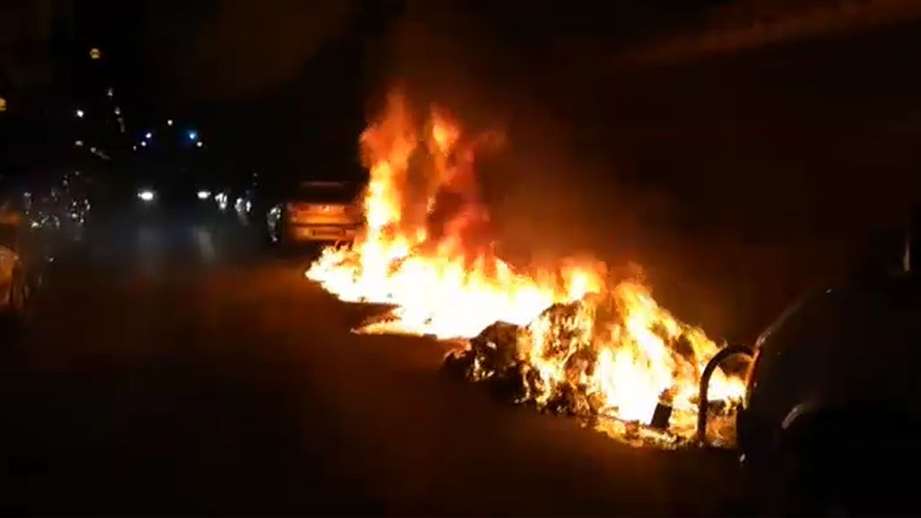 Un policía herido y 11 vehículos afectados por la enésima quema de contenedores en Palma