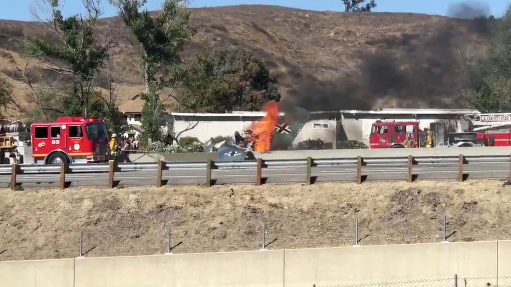 Un avión vintage de la II Guerra Mundial, envuelto en una bola de fuego tras un aparatoso accidente