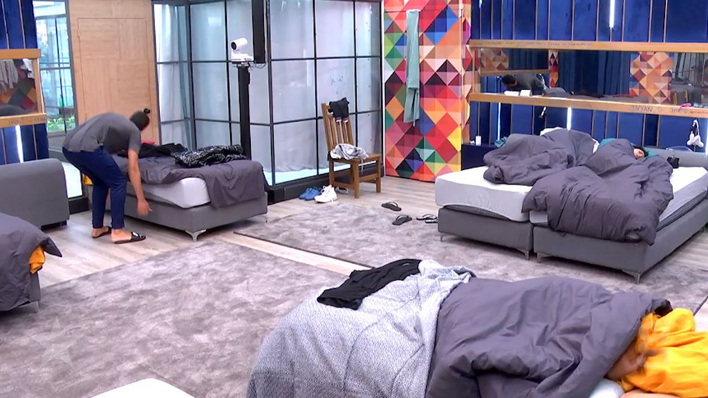 Cama delante de la puerta