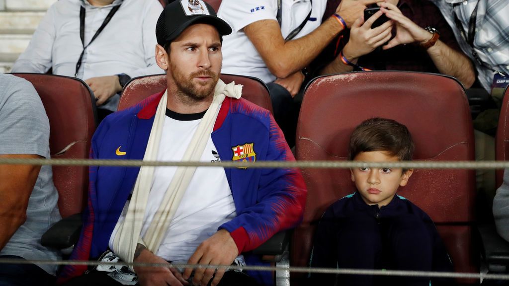 Messi, con el brazo en cabestrillo y detrás del banquillo del Barcelona