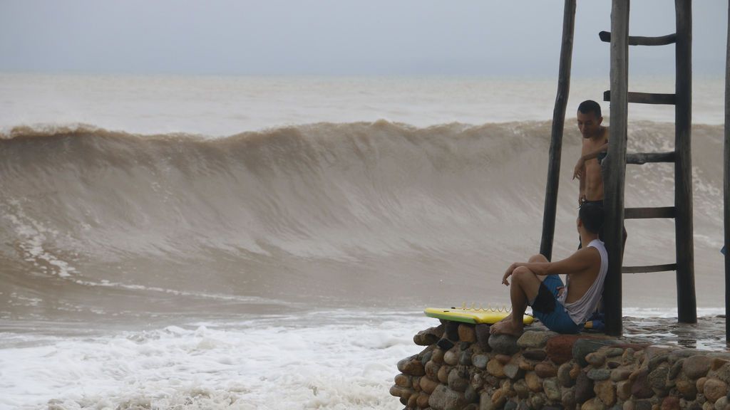 El huracán Willa ya azota México con vientos de 195 km/h