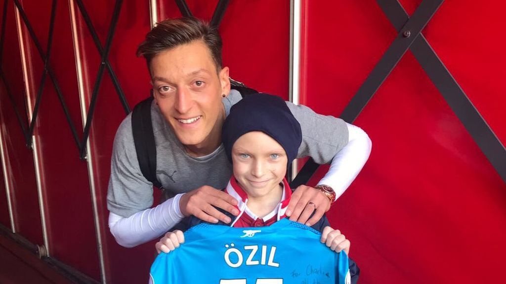 Özil llora la muerte del joven Charlie, el pequeño ‘gunner’ víctima del cáncer: “Te echaré mucho de menos”