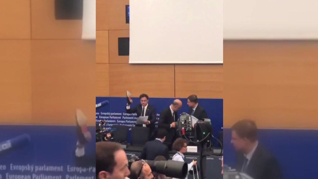 Las virales imágenes de un diputado de la liga norte pisando con su zapato los papeles de Moscovici