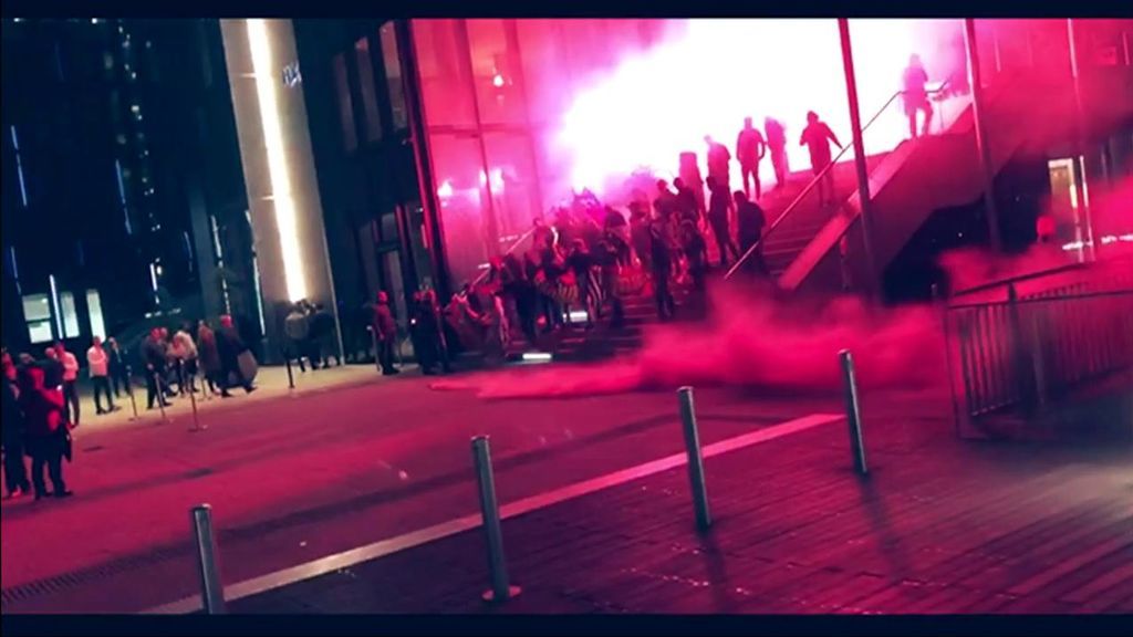 Aficionados del Atlético de Madrid encienden bengalas en el hotel y provocan un gran susto en Alemania