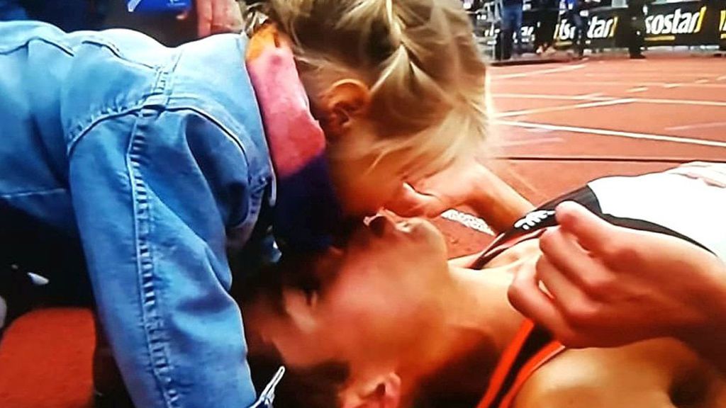 Milou, de dos años, espera a su padre en la meta de la maratón de Amsterdam para darle el beso más tierno