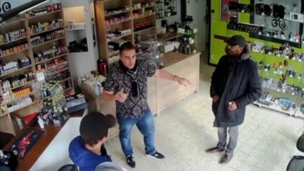 Los peores atracadores de la historia: Quedan con el dueño de una tienda para robarle y les detiene la policía