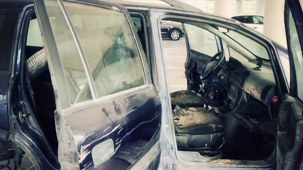 Así  se encuentra  el coche en el que Marc y Paula viajaron hasta el pantano de Susqueda