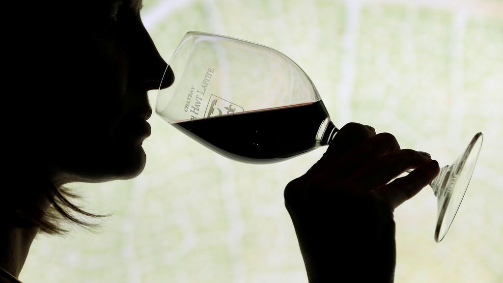Mujer bebiendo una copa de vino