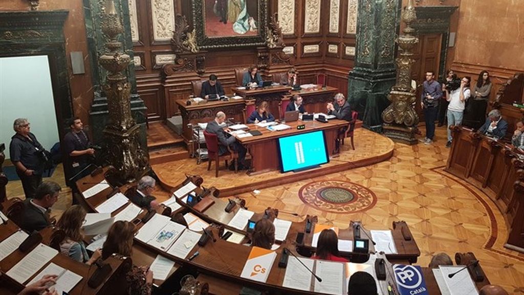 El Ayuntamiento de Barcelona se une al Parlament y pide abolir la monarquía El Ayuntamiento de Barcelona se une al Parlament y pide abolir la monarquía