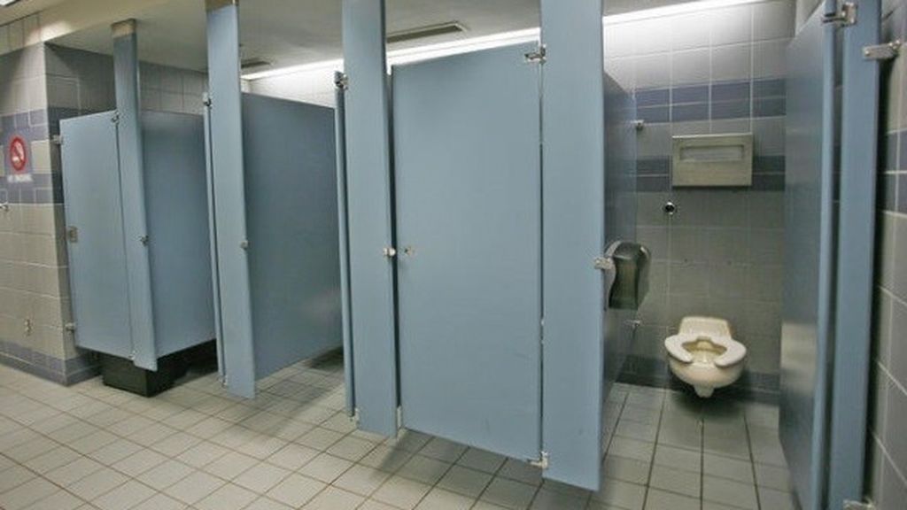 Así evitan los americanos que la gente tenga sexo en los baños públicos