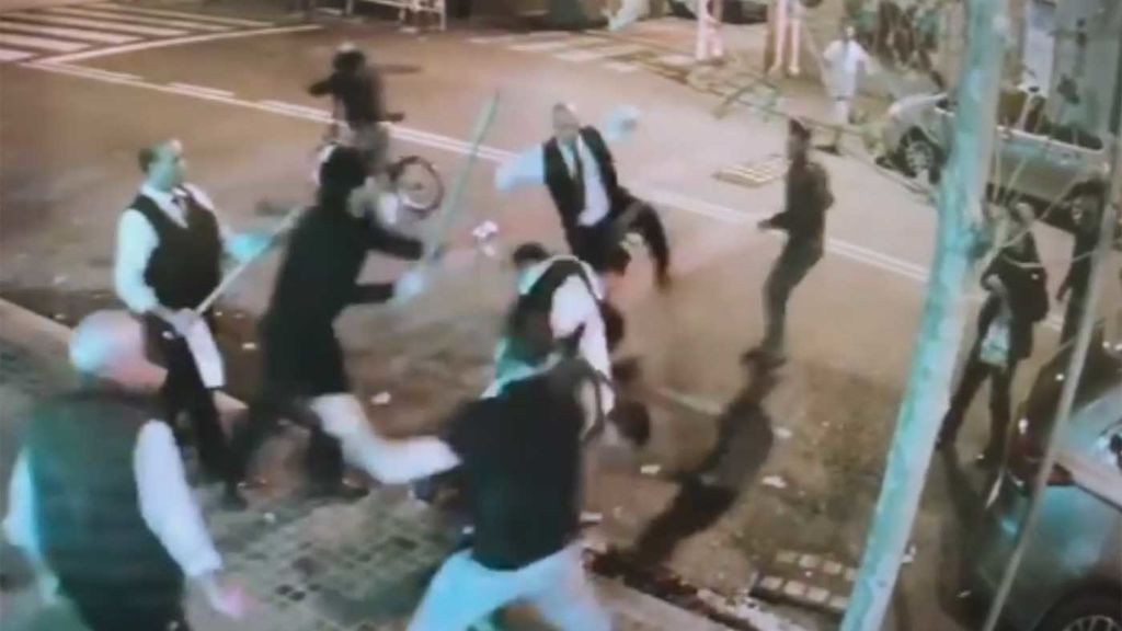 A palos y sillazos acaba una pelea entre clientes y empleados de un restaurante en Barcelona