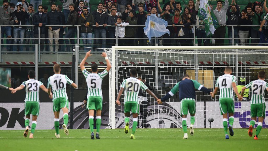 El Betis conquista San Siro: fiesta verdiblanca ante el Milan en la Europa League (1-2)