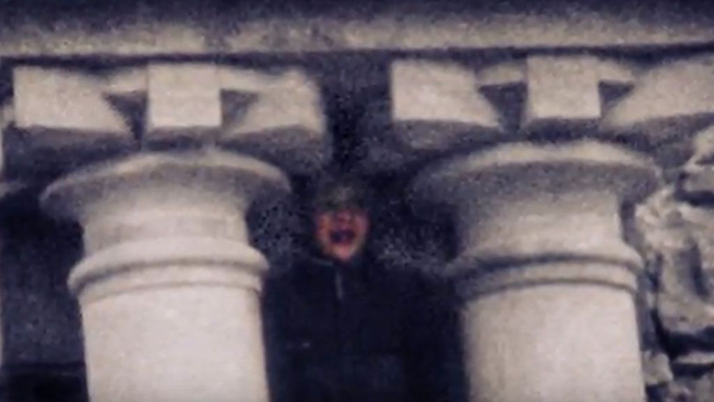 Capturado en una foto: la aparición de un niño fantasmal sobre la fachada del cementerio de Comillas