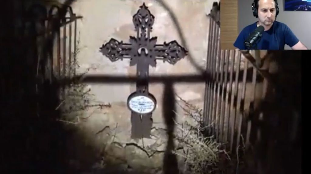 "El alguacil ha sentido que le empujaban": sucesos inexplicables en plena conexión de 'Milenio Live' en el cementerio viejo de Zaragoza
