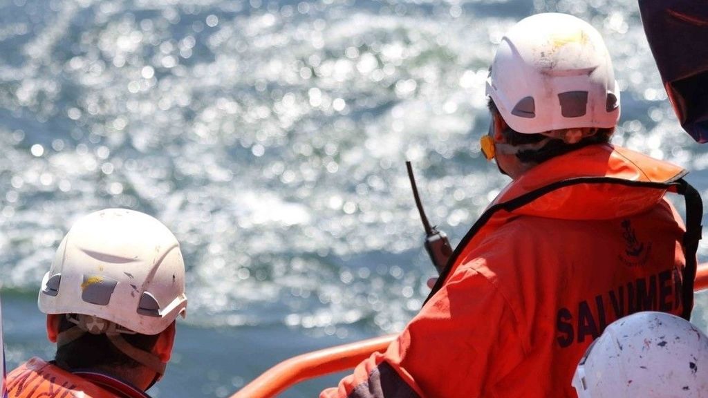Rescatan los cadáveres de dos niños tras desfondarse una patera en el mar de Alborán