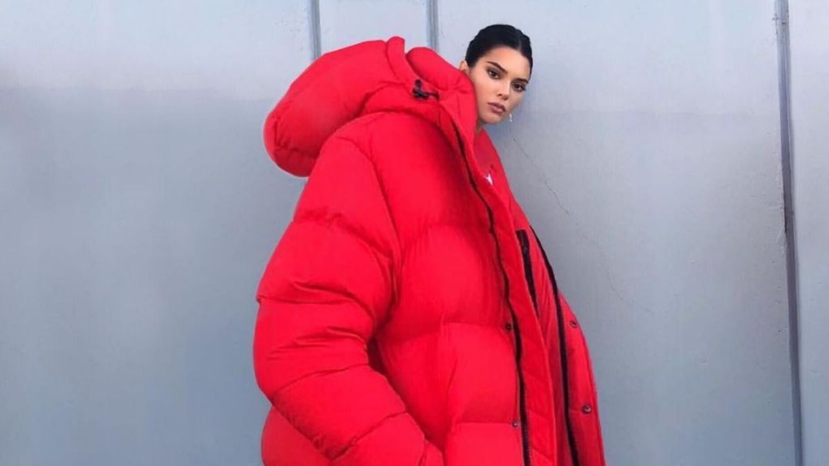 El 'super abrigo' de Kendall Jenner llena las redes de memes y burlas: "¿Qué demonios estoy mirando?"