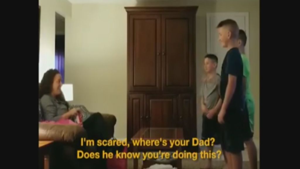 La original petición de mano de un hombre con la ayuda de sus hijos