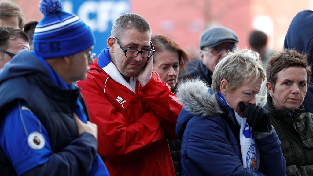 Los aficionados del Leicester llevan flores al estadio tras el accidente del helicóptero del dueño del club