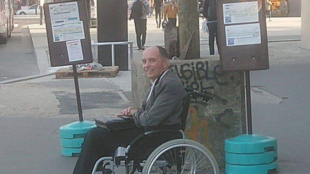Obliga a los viajeros a bajarse de su autobús porque nadie ayudó a un hombre en silla de ruedas a subir Obliga a los viajeros a bajarse de su autobús porque nadie ayudó a un hombre en silla de ruedas a subir