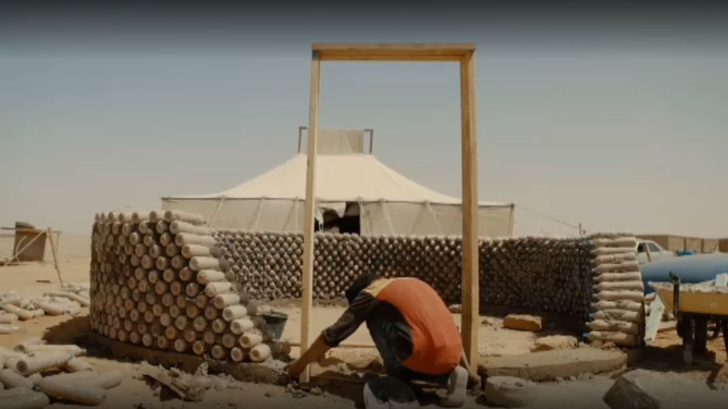 Recoger botellas cambia la vida de los refugiados: la 'loca' y maravillosa idea de un ingeniero