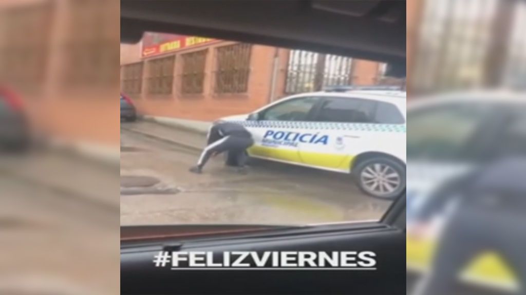 Pincha las ruedas de un coche de la Policía Municipal y lo publica en la Red bajo el hashtag #FELIZVIERNES