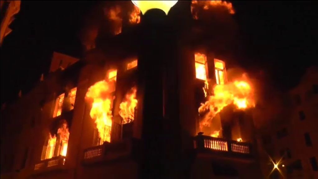 Impresionante incendio en un edificio histórico en el centro de Lima