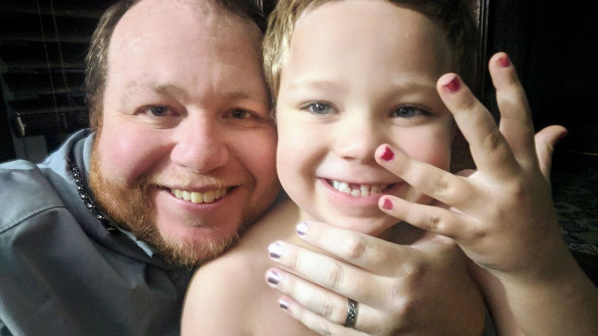 Denuncia el acoso escolar a su hijo de 5 años por llevar las uñas pintadas y desata una ola de solidaridad