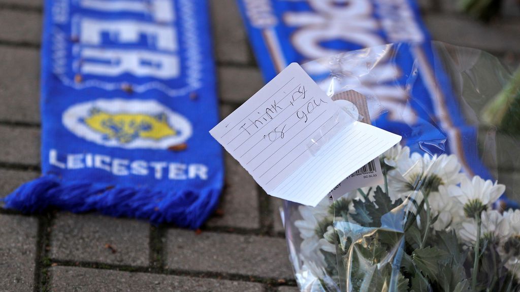 Los aficionados del Leicester llevan flores al estadio tras el accidente del helicóptero del dueño del club