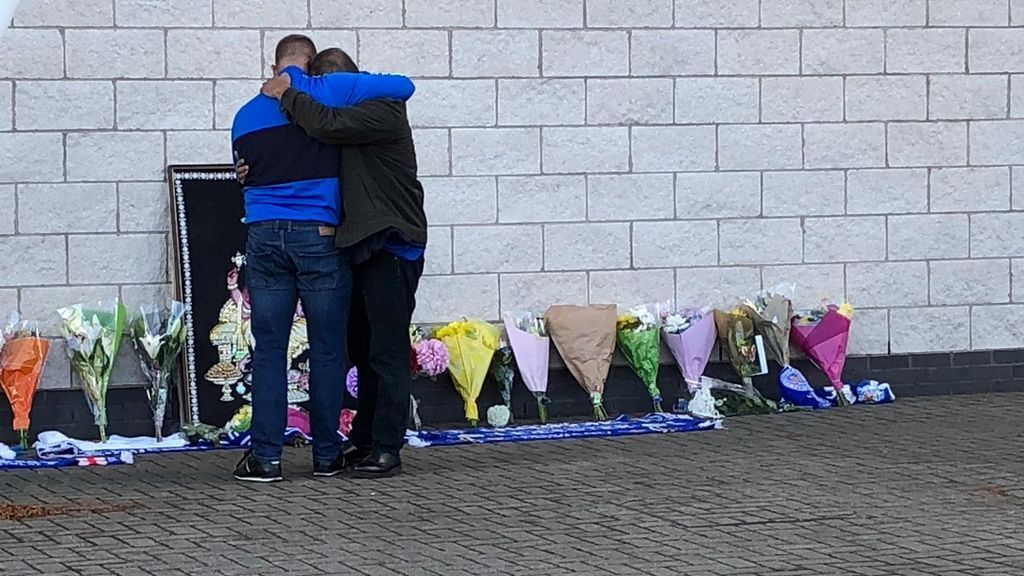 Los aficionados del Leicester llevan flores al estadio tras el accidente del helicóptero del dueño del club