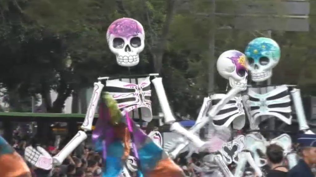 Ciudad de México se viste de muerte para celebrar el Día de Difuntos