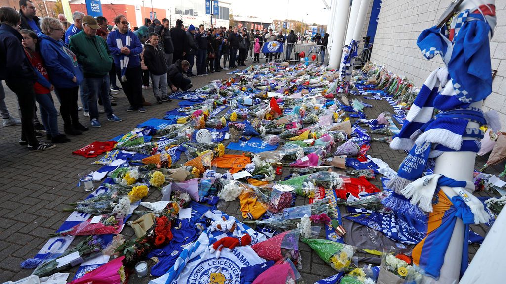Los aficionados del Leicester llevan flores al estadio tras el accidente del helicóptero del dueño del club