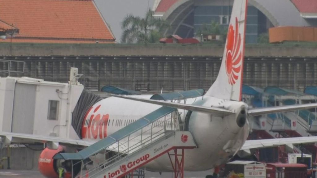 Un avión con 188 personas a bordo se estrella en el mar de Java