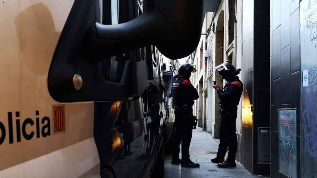Más de 700 mossos desmantelan la red de narcopisos en el Raval
