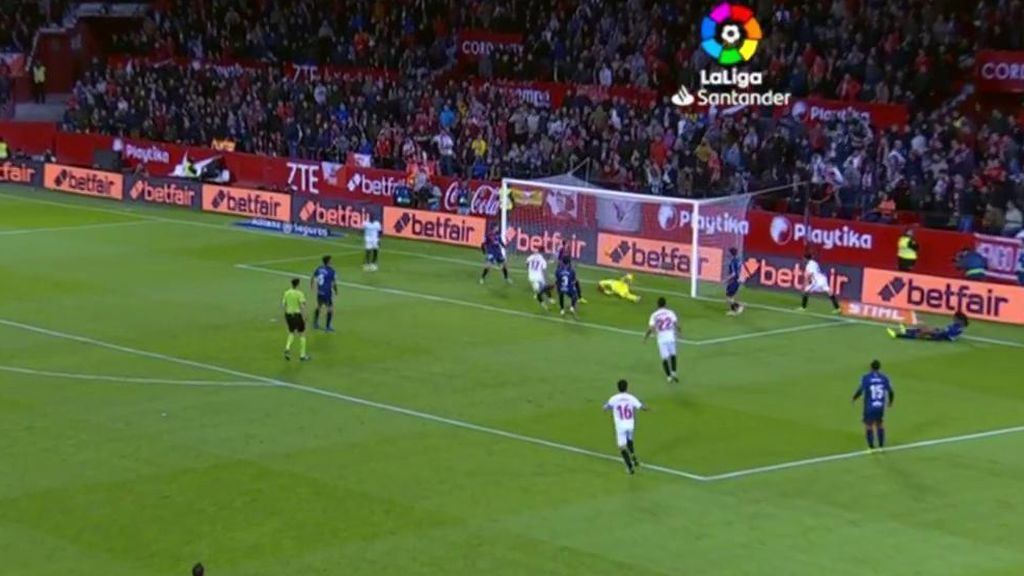 Un doblete de Sarabia da la victoria al Sevilla ante el Huesca (2-1)