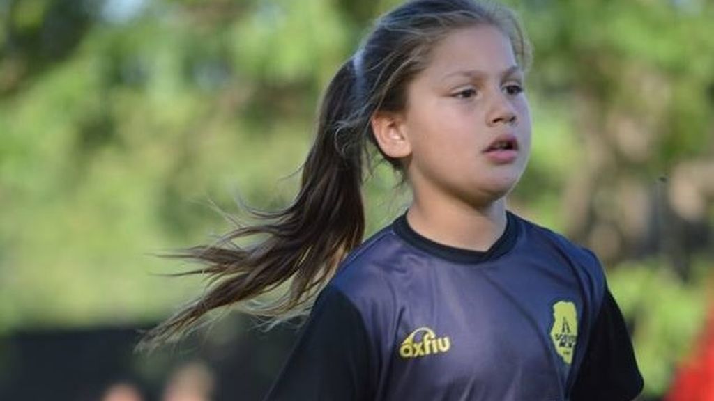 Llegan a un acuerdo para que una niña de 11 años juegue un torneo de fútbol ya que una norma le impedía participar por ser niña