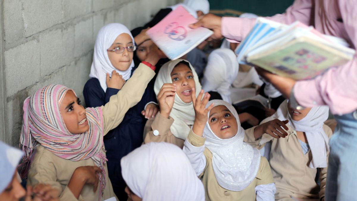 Un profesor de Yemen convierte su casa en un colegio para que los niños asistan a clase