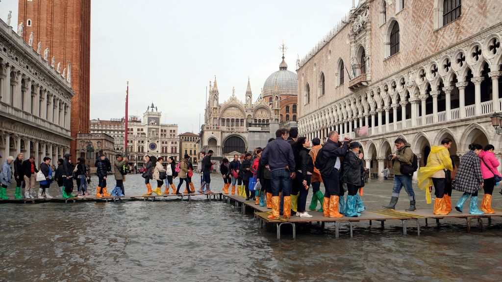 El fenómeno "acqua alta" obliga a cerrar la Plaza San Marcos de Venecia