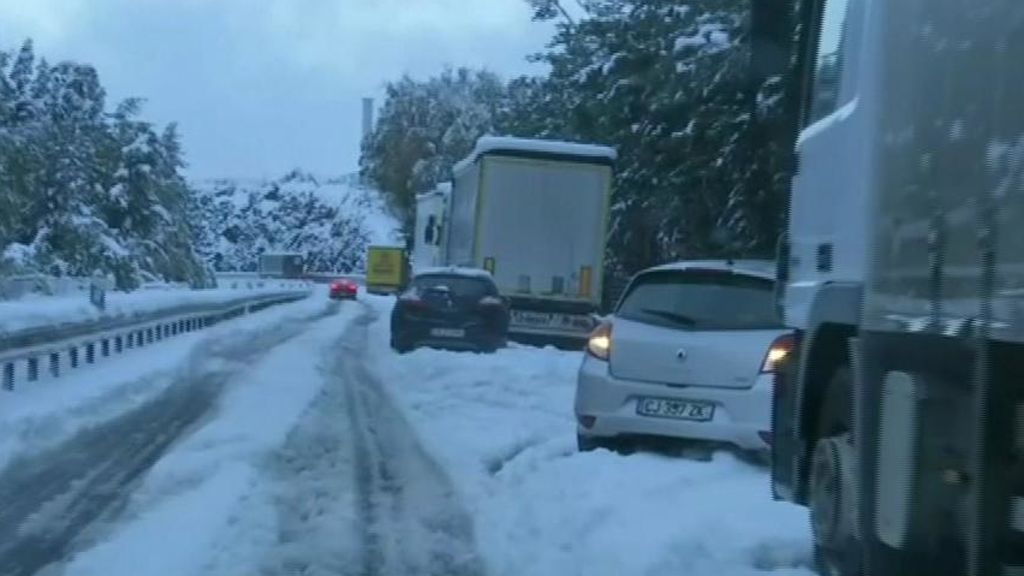 El temporal de nieve deja 2.000 conductores atrapados en Francia