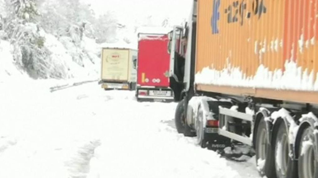 La nieve bloquea a miles de conductores en Francia