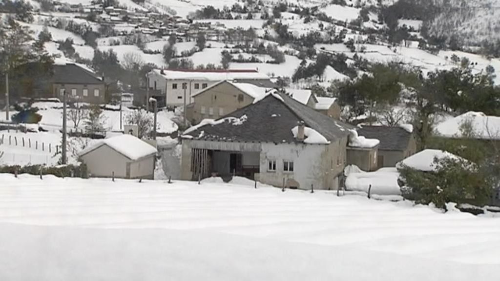 La nieve mantiene cubiertos y sin luz a varios pueblos de Asturias