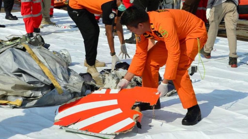 Hallan restos de fuselaje del avión de Lyon Air estrellado en Indonesia Hallan restos de fuselaje del avión de Lyon Air estrellado en Indonesia