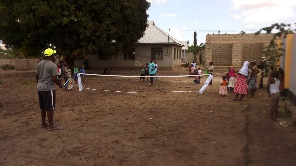 Construye una pista de tenis en Tanzania para enseñar a jugar a los niños de manera gratuita