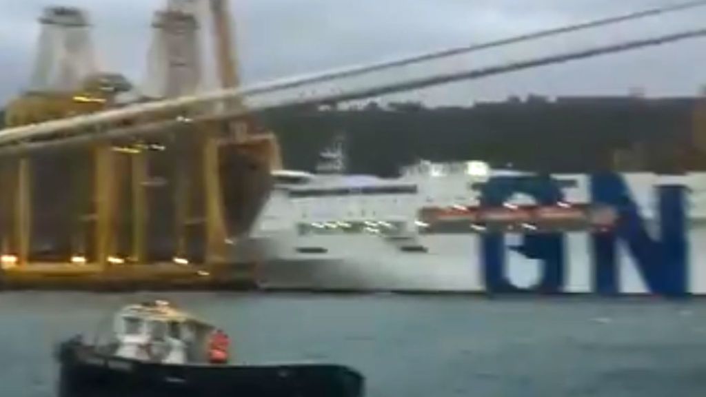 Momento en que un ferry se abalanza contra un muelle del puerto de Barcelona