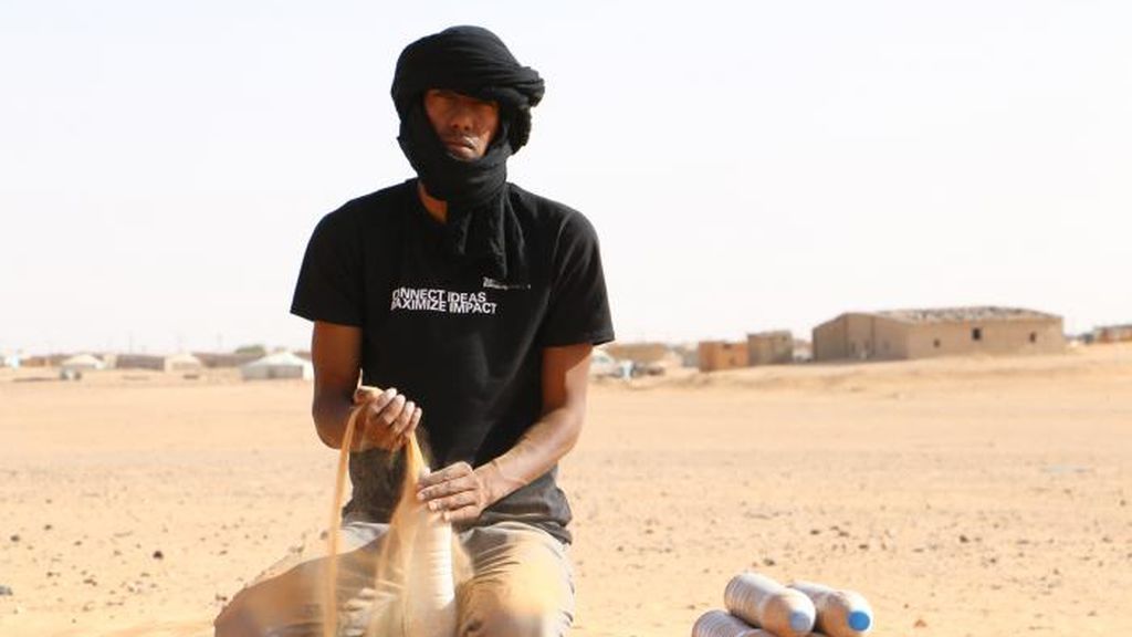 El Comité español de ACNUR presenta “El loco del desierto”, un documental sobre el refugiado saharaui que ha diseñado un innovador refugio con botellas de plástico llenas de arena