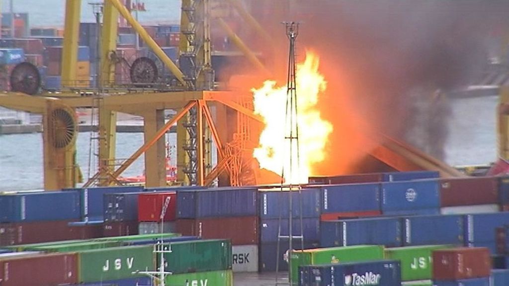 Fuego en el puerto de Barcelona tras el choque de un ferry con una grúa