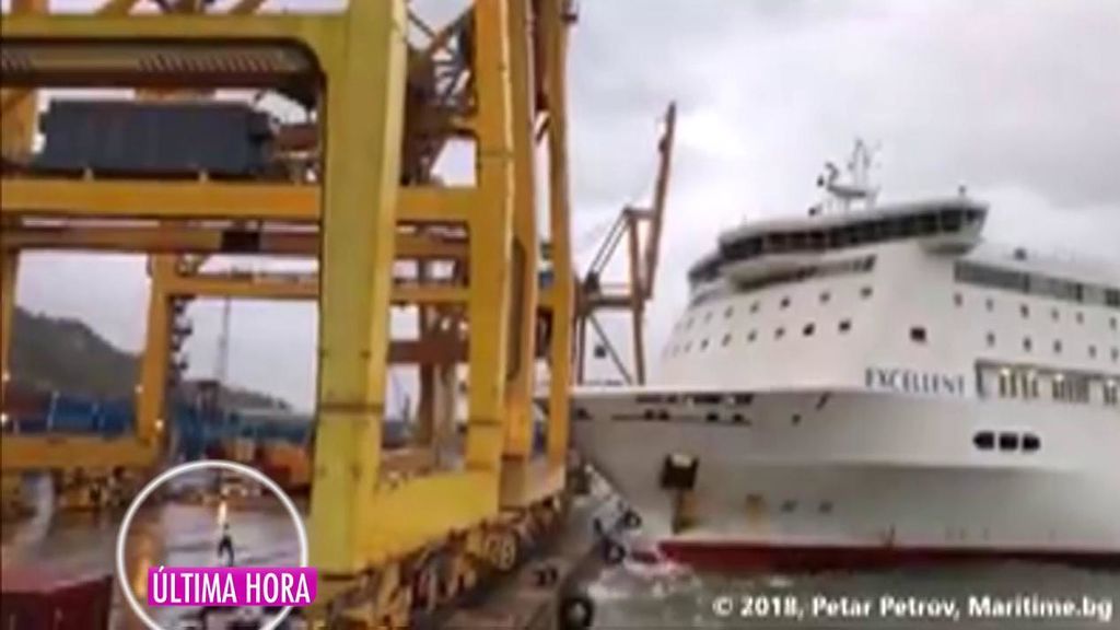 Accidente en el puerto de Barcelona: un barco tira una enorme grúa y provoca un incendio