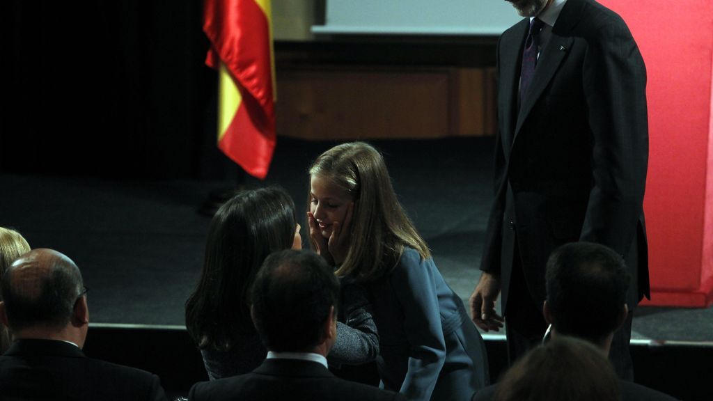 La reina Letizia, emocionada en la primera intervención pública de la princesa Leonor La reina Letizia, emocionada en la primera intervención pública de la princesa Leonor
